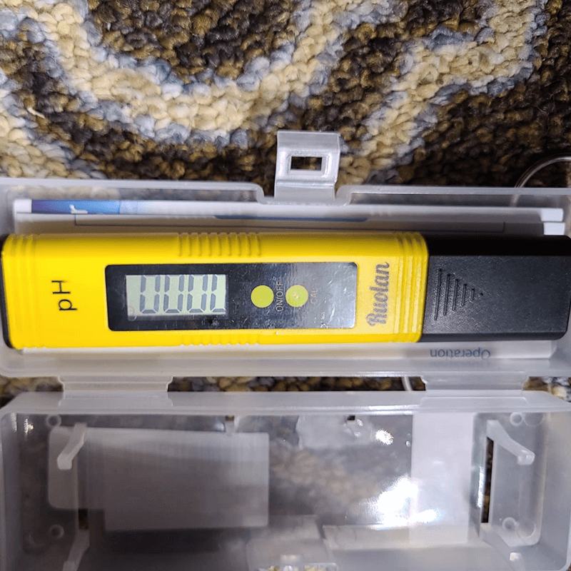 PH meter kit includes buffers and box